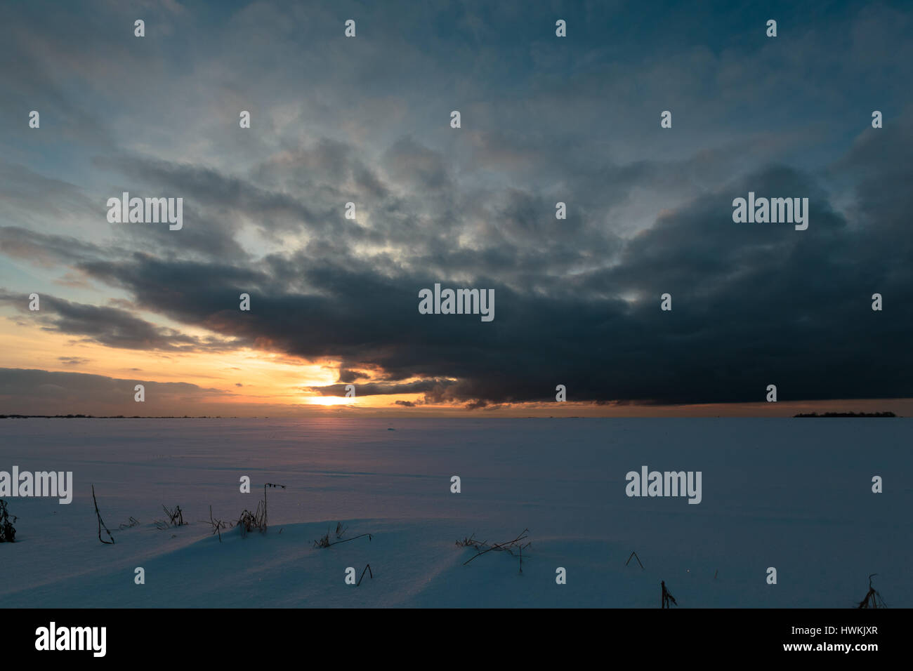 Sonnenuntergang in Russland in der Wintersaison. Stockfoto