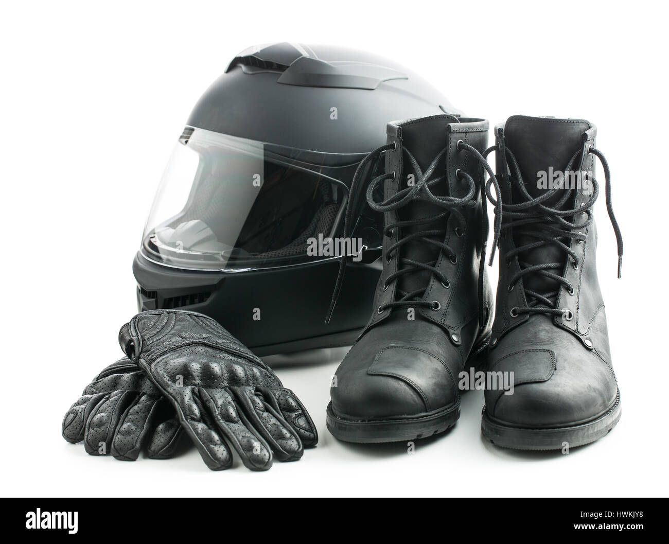 Motorrad-Helm, Handschuhe und Stiefel isoliert auf weißem Hintergrund. Stockfoto