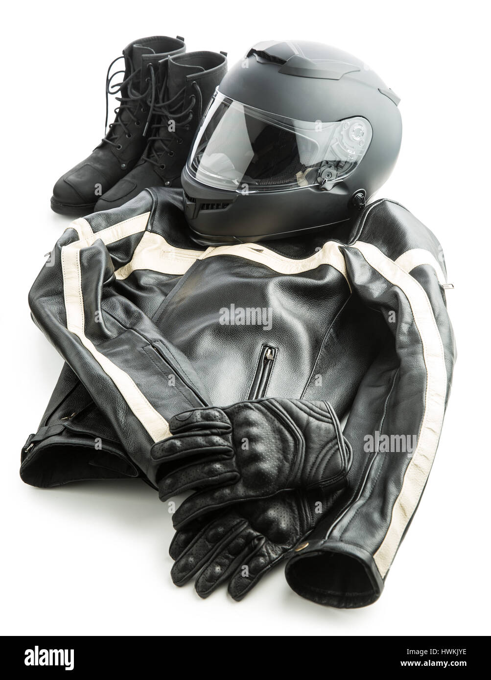Motorrad-Helm, Handschuhe, Jacke und Stiefel isoliert auf weißem Hintergrund. Stockfoto