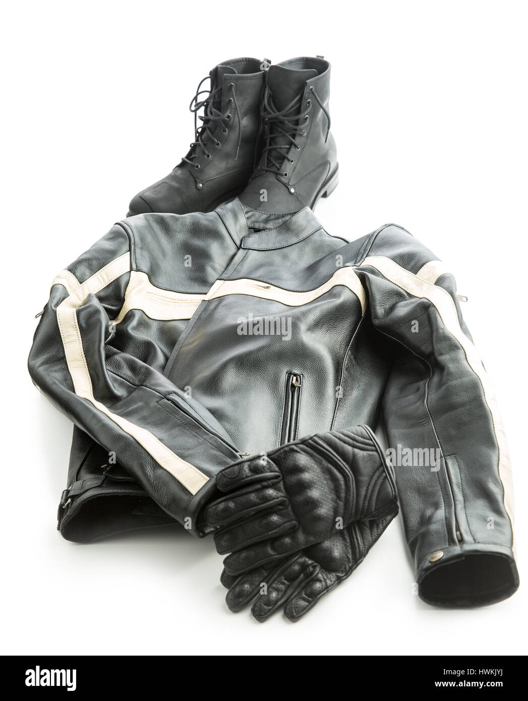 Motorradstiefel, Jacke und Handschuhe isoliert auf weißem Hintergrund. Stockfoto