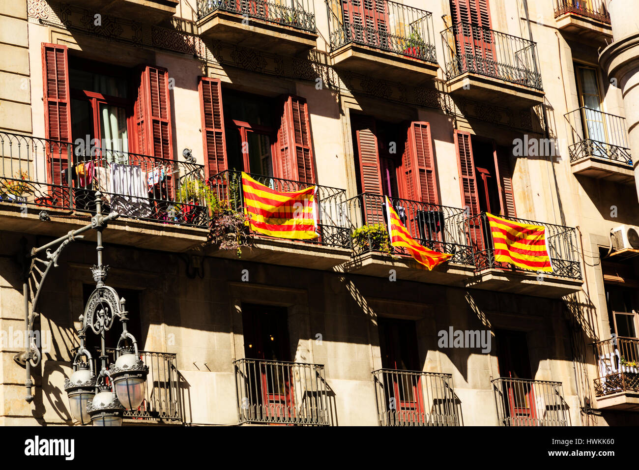 Ferienwohnungen Flaggezeigen Katalanisch Senyera. Barcelona, Katalonien, Spanien Stockfoto