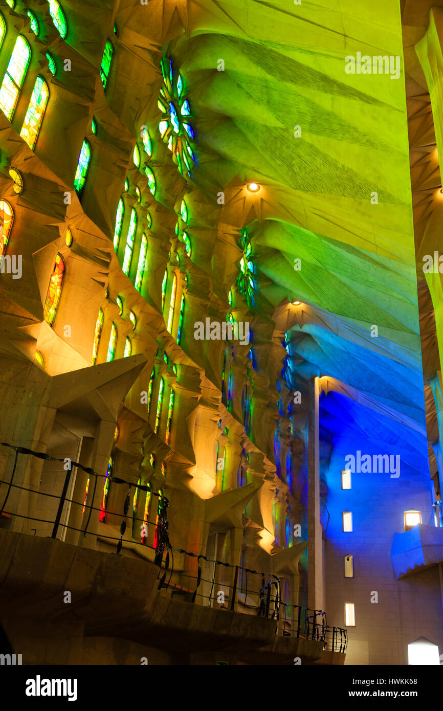 Grün, blau farbiges Licht aus den Glasfenstern, Sagrada Familia, Barcelona, Katalonien, Spanien Stockfoto