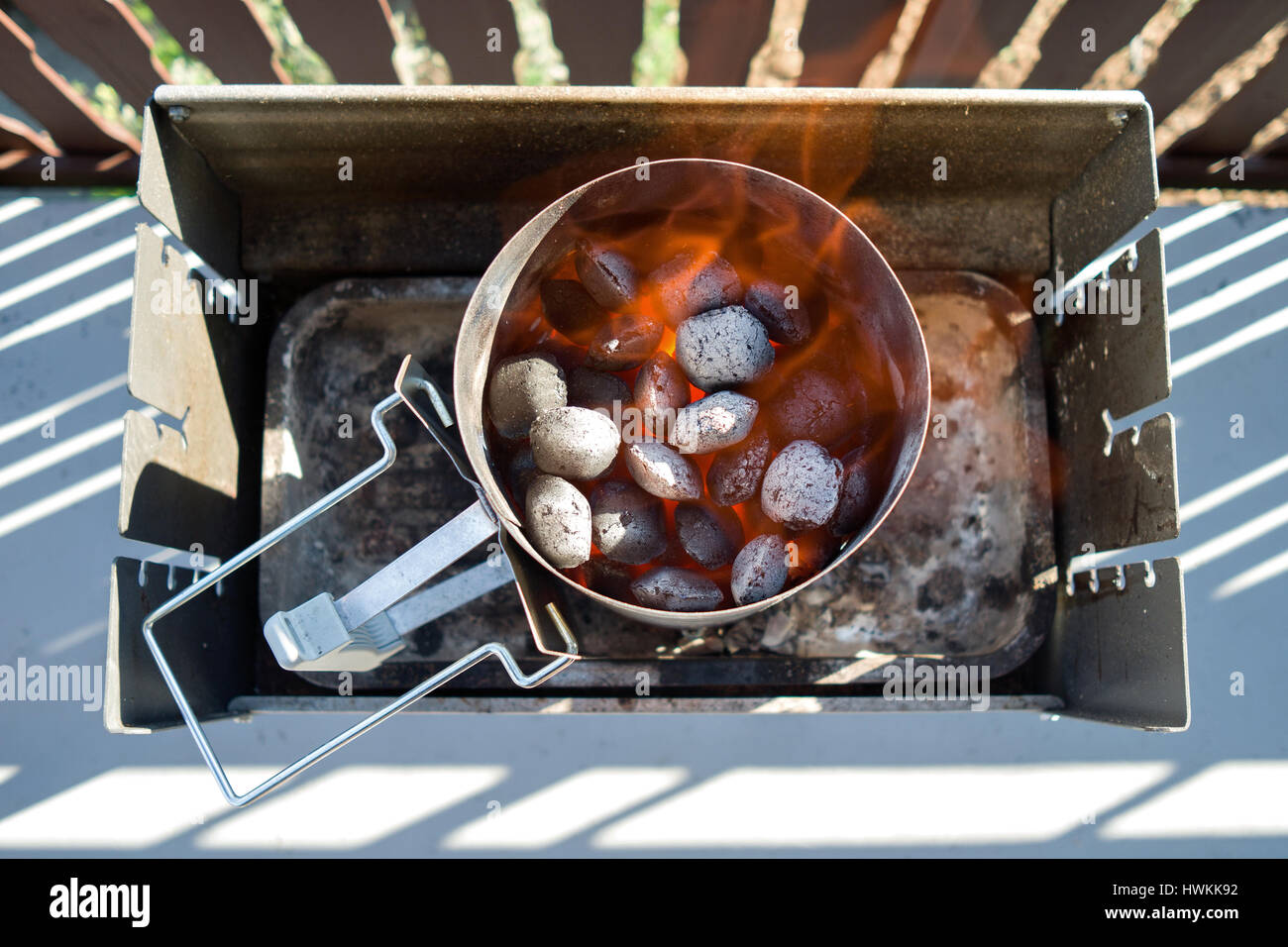 Grillanzünder Kohle Kamin Stockfoto