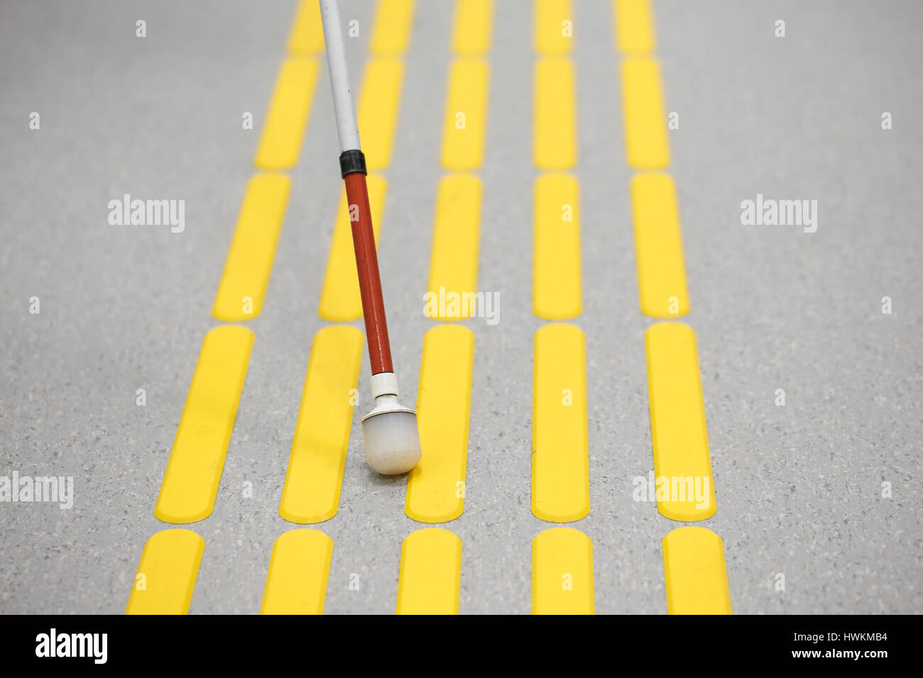 Blinde Fußgänger zu Fuß und Erkennung von Markierungen auf taktile ebnet mit strukturiertem Boden Oberfläche Indikatoren für Blinde und sehbehinderte Menschen. Blindheit eine Stockfoto