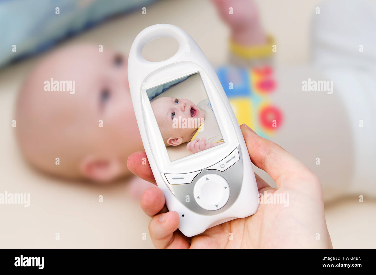 Hand halten video Babyphone für die Sicherheit des Babys Stockfoto