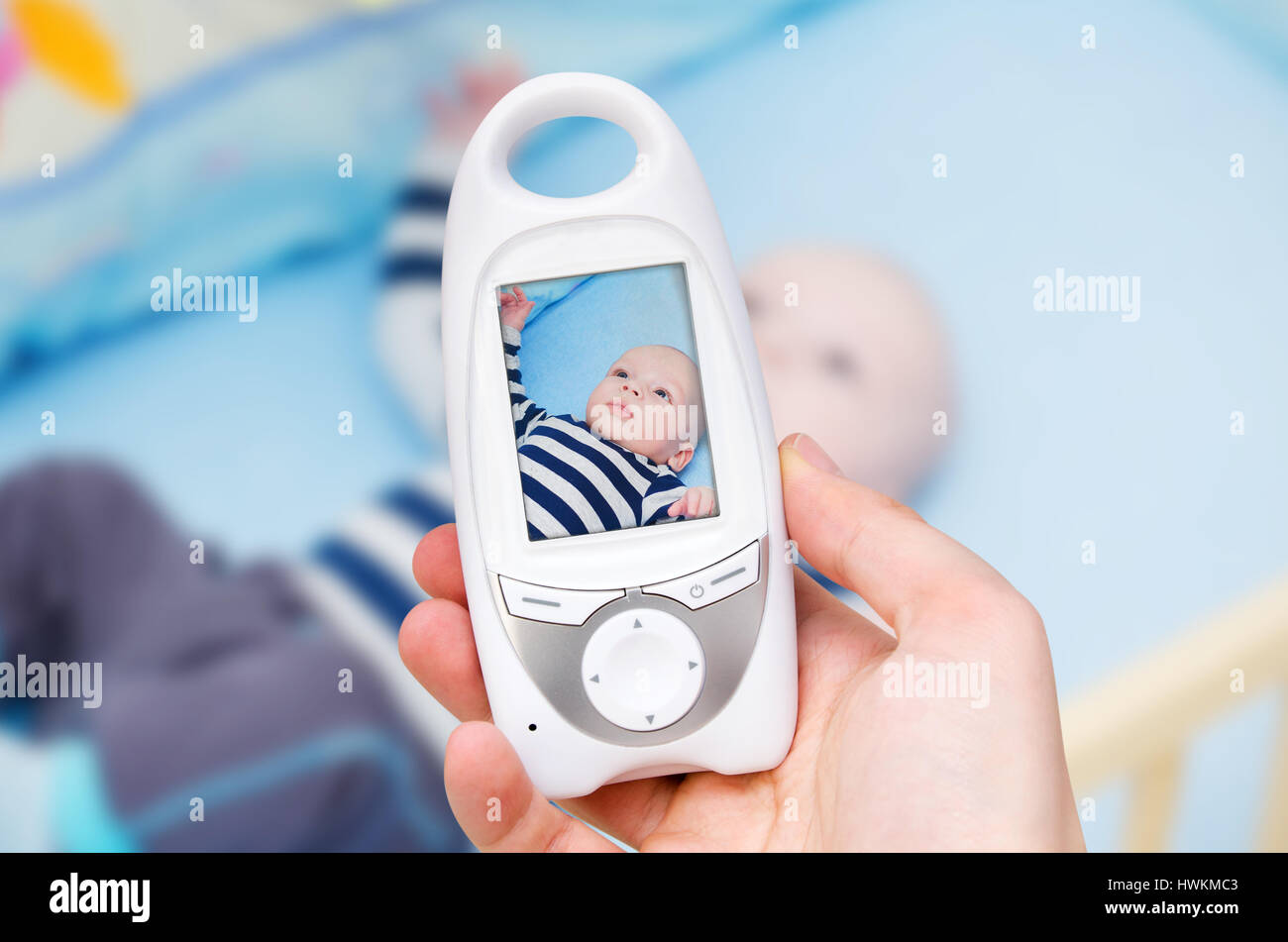 Hand halten video Babyphone für die Sicherheit des Babys Stockfoto