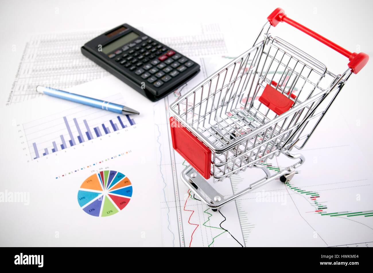 Shopping Korb Spielzeug auf Business-Dokumente-Hintergrund. E-Commerce-Konzept. Stockfoto