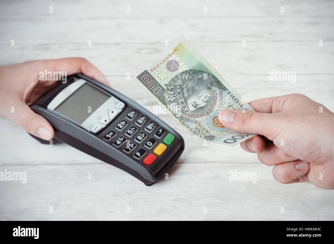 Kreditkarte oder Bargeld Konzept-Draufsicht. Zahlung terminal Kreditkarten Bargeld Polnisch Zloty Wahl Karte Konzept Stockfoto