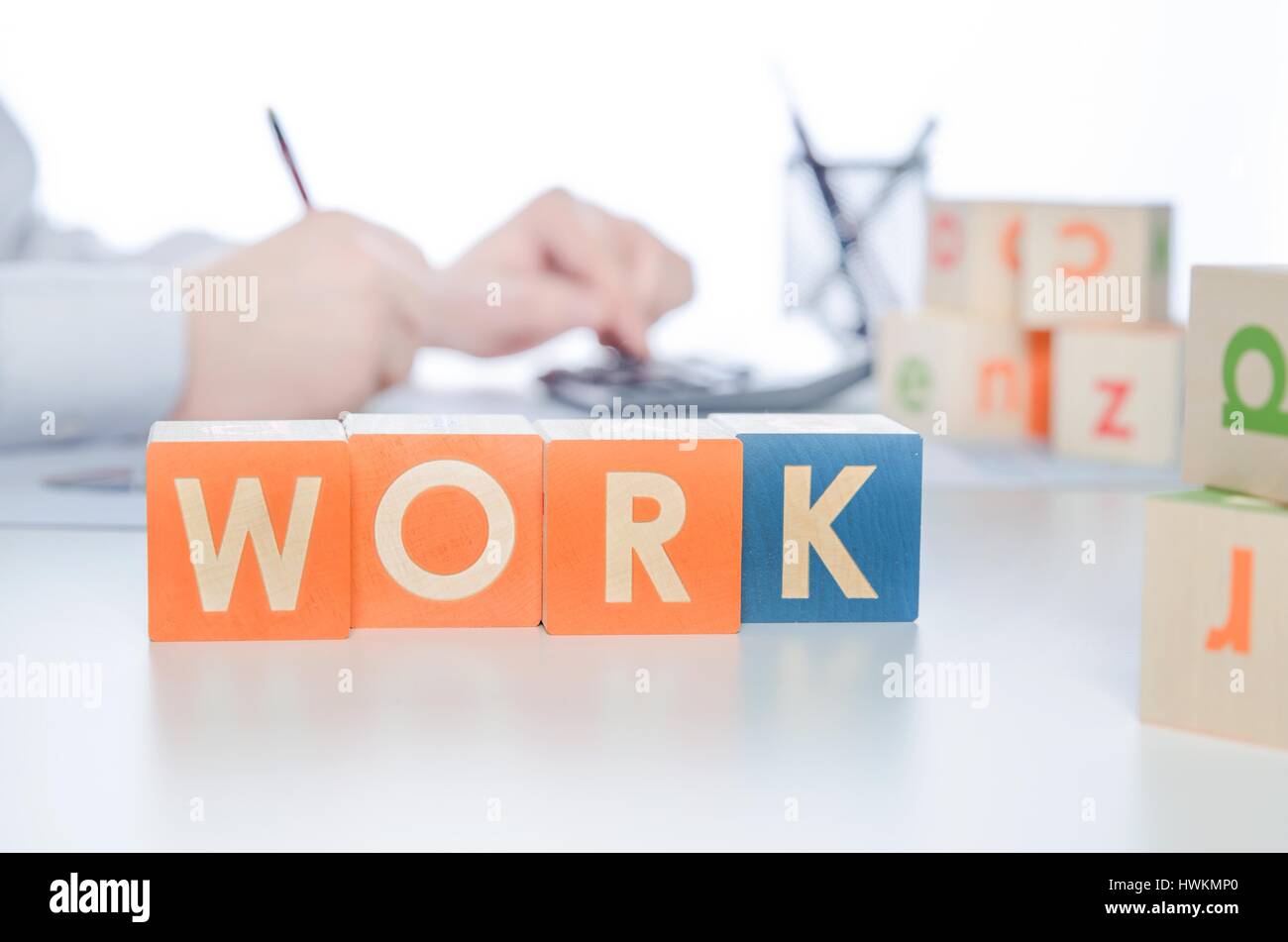 Wort mit bunten Blöcken zu arbeiten. Arbeit Job Führung Wort Cube Block Mann Geschäftskonzept Stockfoto
