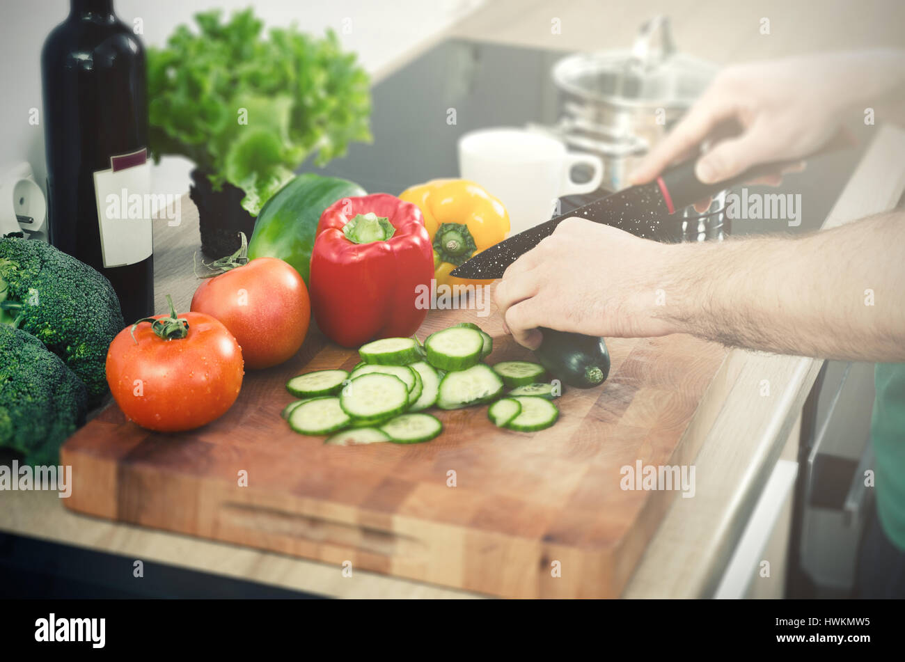 Mahlzeit in der Küche kochen. Gesunde Ernährung, Gemüse Hacken. Gemüse kochen Essen rohe gesunden Gurke schneiden Messer Konzept Stockfoto