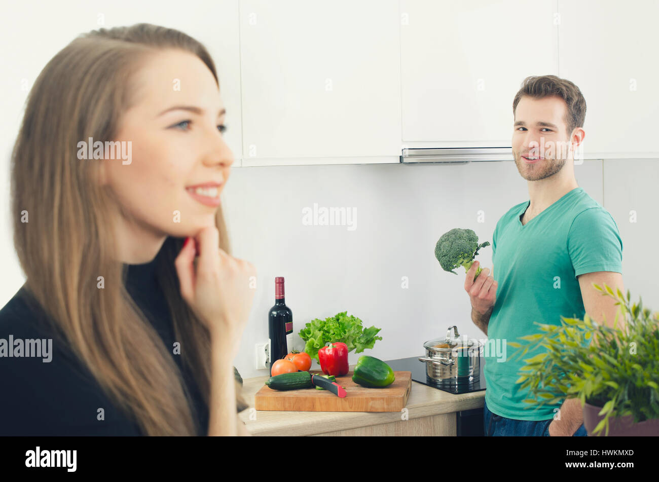 Junges Paar verbringt Zeit zusammen in der Küche. Lebensstil paar Küche kochen zu Hause glücklich Frühstück junge Konzept Stockfoto