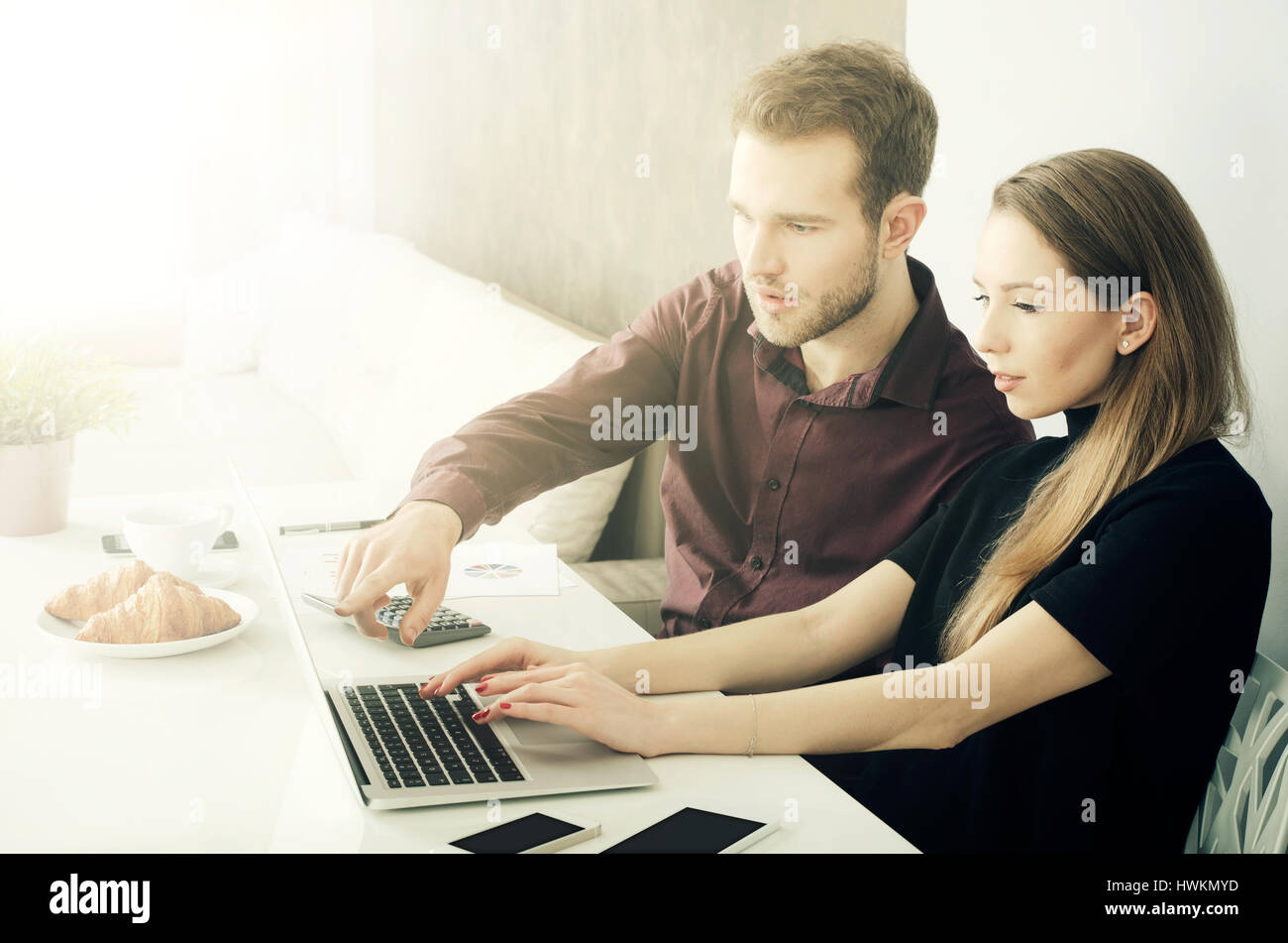 Business-Team arbeitet mit Computer im Büro. Laptop paar Büro Tisch Schreibtisch junge Sonne Arbeitskonzept Stockfoto