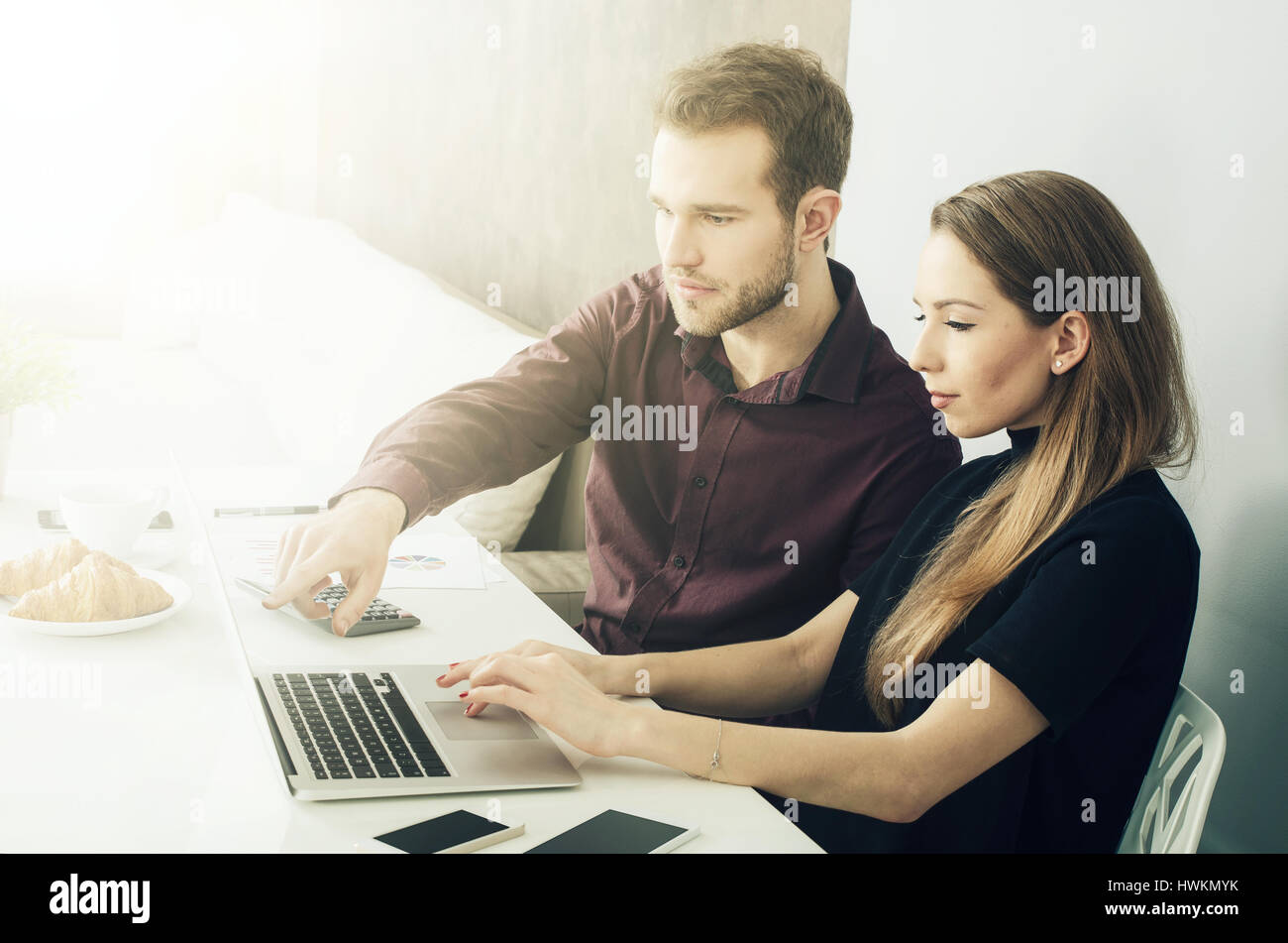 Business-Team arbeitet mit Computer im Büro. Laptop paar Büro Tisch Schreibtisch junge Sonne Arbeitskonzept Stockfoto