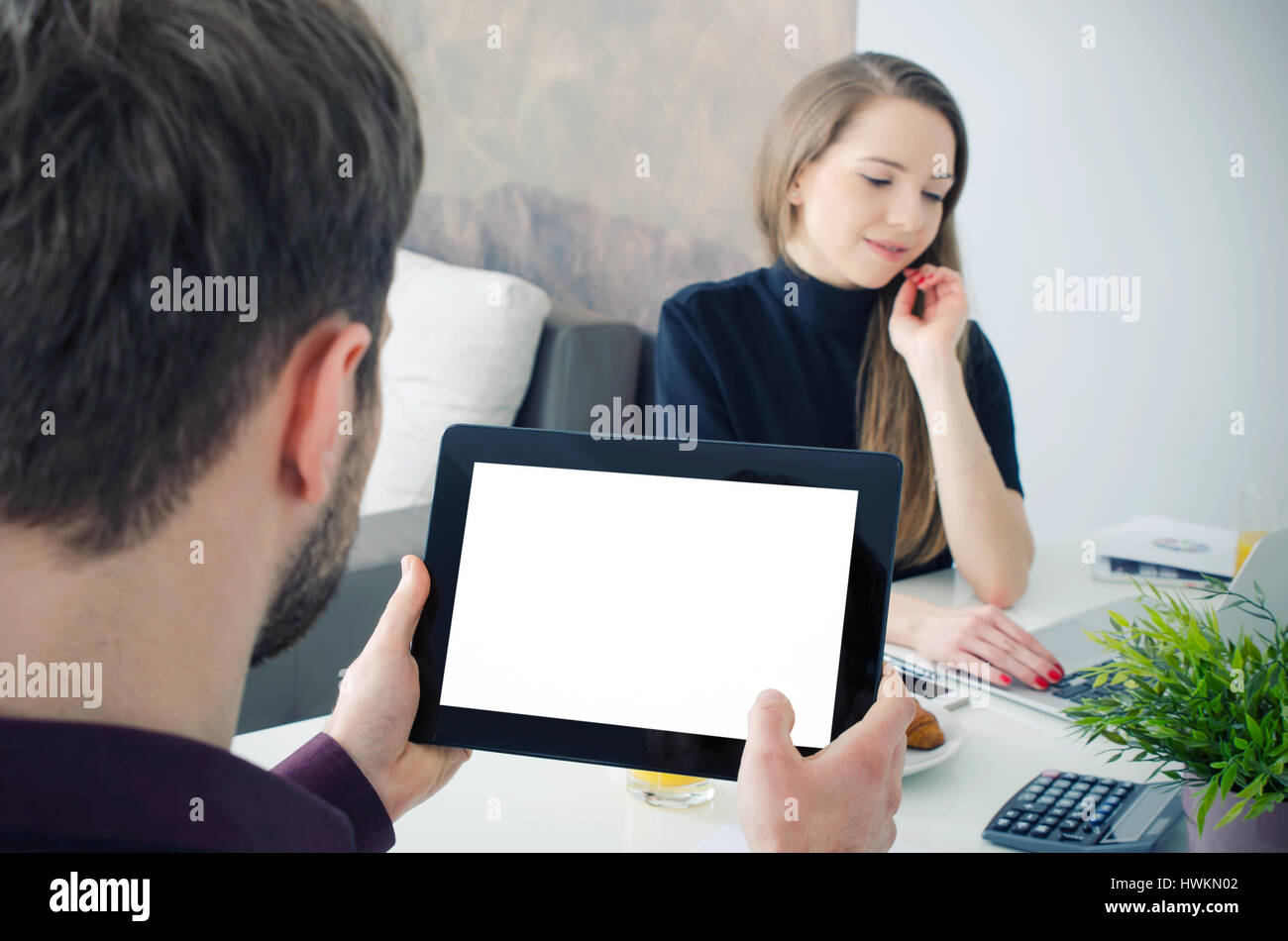 Mann mit Tablet. Leerer Bildschirm für Ihre Inhalte. Menschen-Computer-Bildschirm halten Technologie Bürokonzept Stockfoto