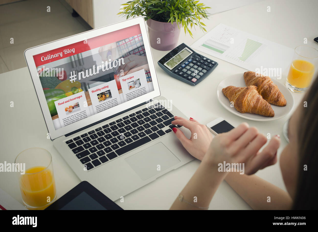 Frau mit Laptop im Haus. Kulinarischen Website Blog. Laptop arbeiten Kochen Blog Website Schreibtisch Büro-Frau-Konzept Stockfoto