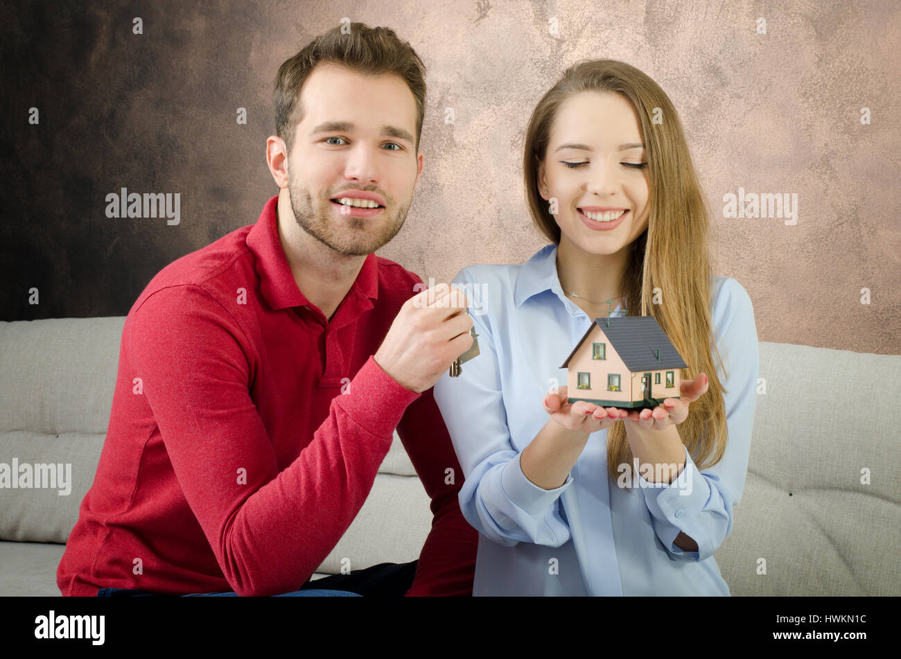 Junges Paar genießt den Erwerb der eigenen vier Wänden. Immobilien kaufen home junges Paar Kauf zustimmen Vereinbarung Konzept Stockfoto