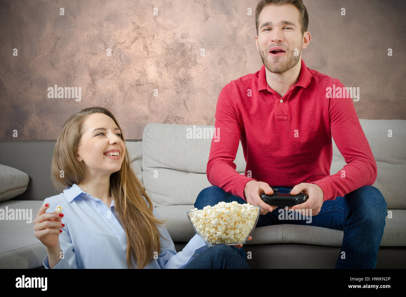 Paar genießt die freie Zeit und spielen von Videospielen. paar Videogame spielen beobachten zu Hause Spaß Konzept zu sehen Stockfoto