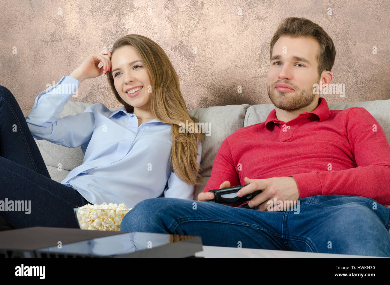 Paar genießt die freie Zeit und spielen von Videospielen. paar Videogame spielen beobachten zu Hause Spaß Konzept zu sehen Stockfoto
