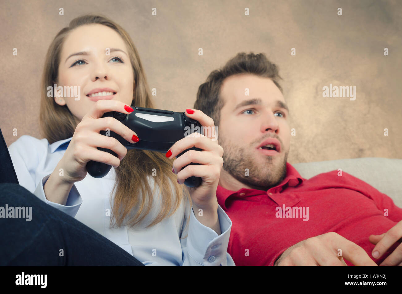 Paar verbringt die Freizeit mit Videospielen. Video-Spiel paar Freizeit spielen Konsole beobachten Gamepad-Konzept Stockfoto