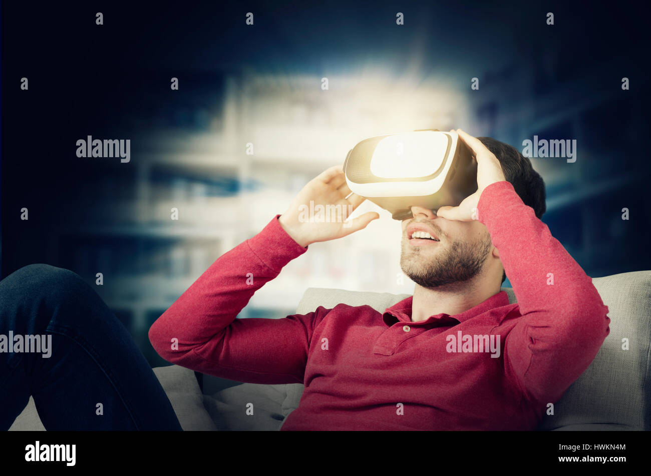 Mann trägt eine virtual-Reality-Brille mit Smartphones im. VR Brille virtuelle Realität Glas 3d abstrakte Lichtkonzept Stockfoto