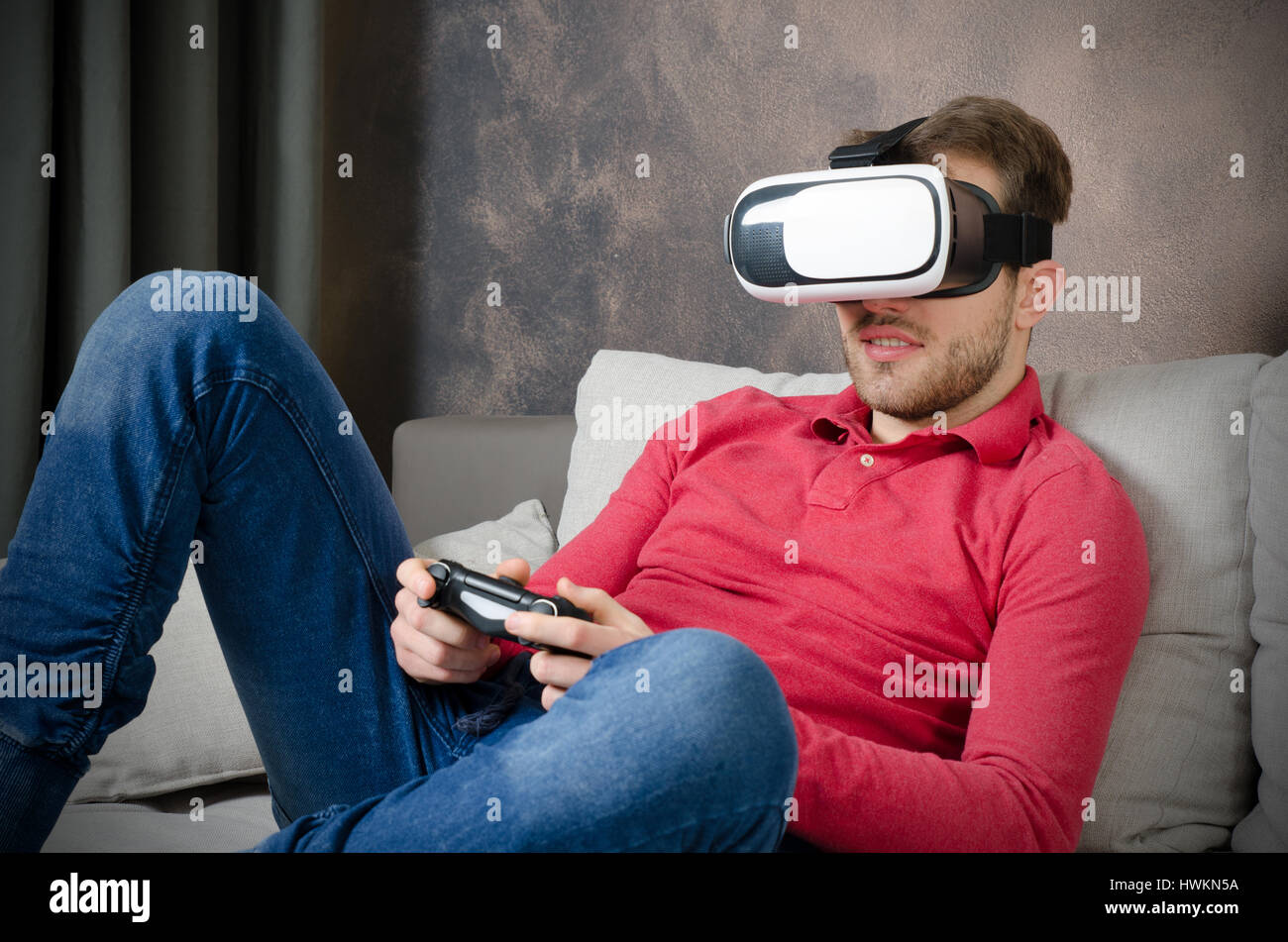 Mann trägt eine virtual-Reality-Brille mit Smartphones im. VR Brille virtuelle Realität Glas 3d Cyberspace Simulation Konzept Stockfoto