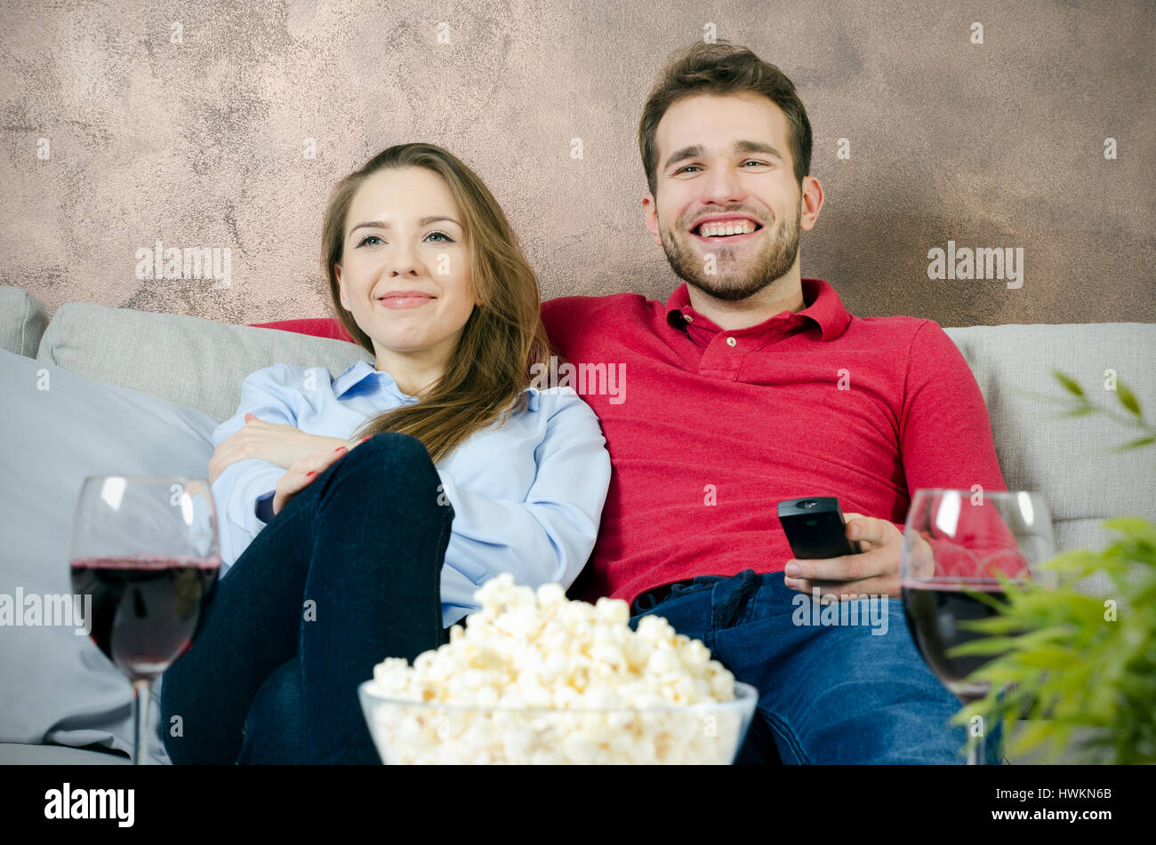Paar genießt die freie Zeit und vor dem Fernseher. paar beobachtete Film home Spaß sehen tv-Raum-Konzept Stockfoto