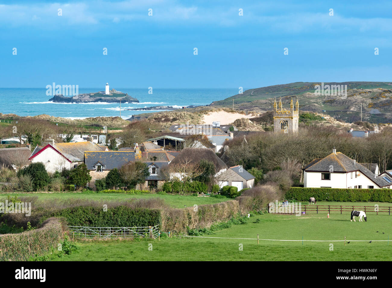 Das Dorf Gwithian in Cornwall, England, Vereinigtes Königreich, ist Godrevy Leuchtturm im Hintergrund. Stockfoto
