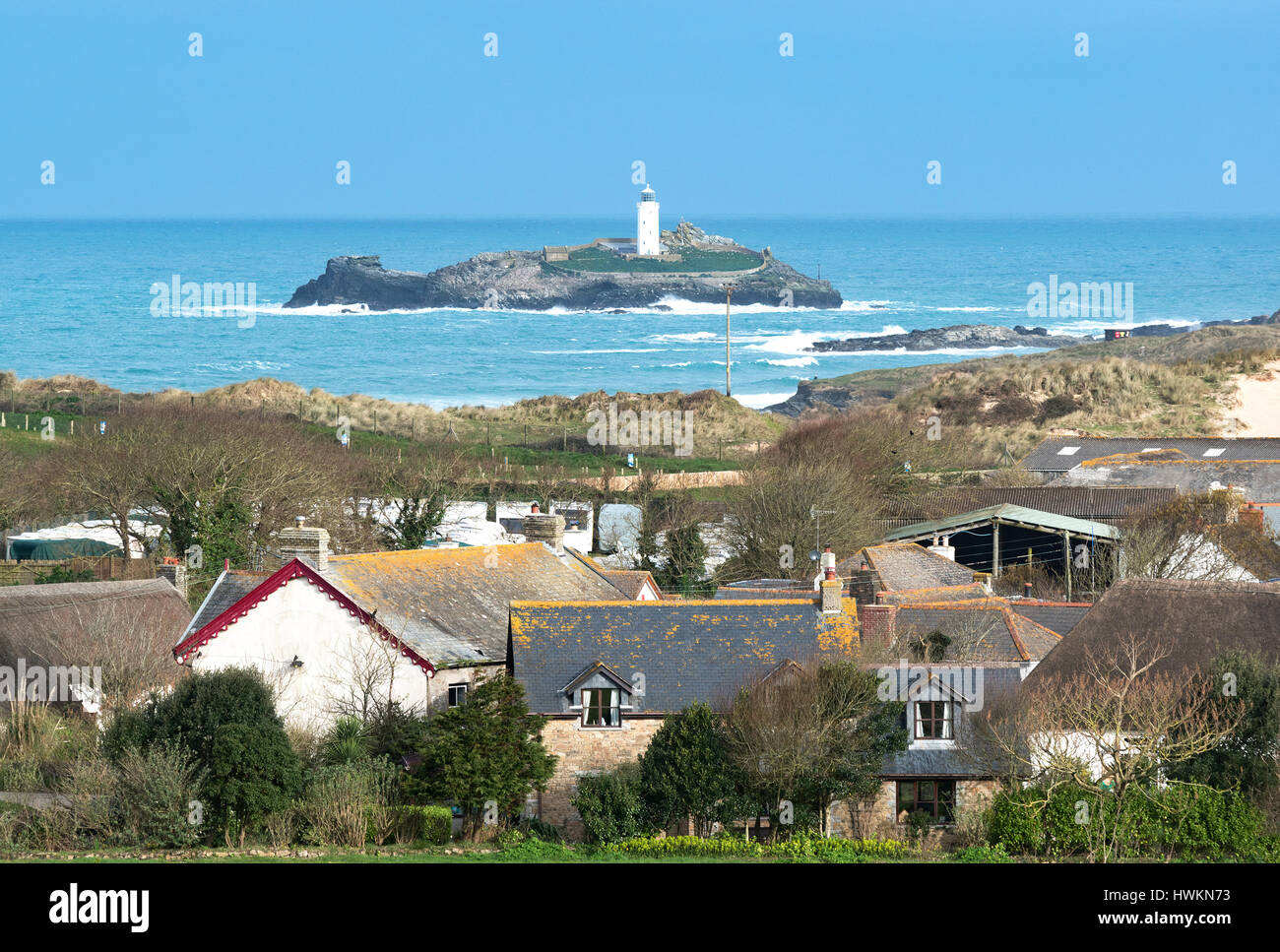 Das Dorf Gwithian in Cornwall, England, Vereinigtes Königreich, ist Godrevy Leuchtturm im Hintergrund. Stockfoto