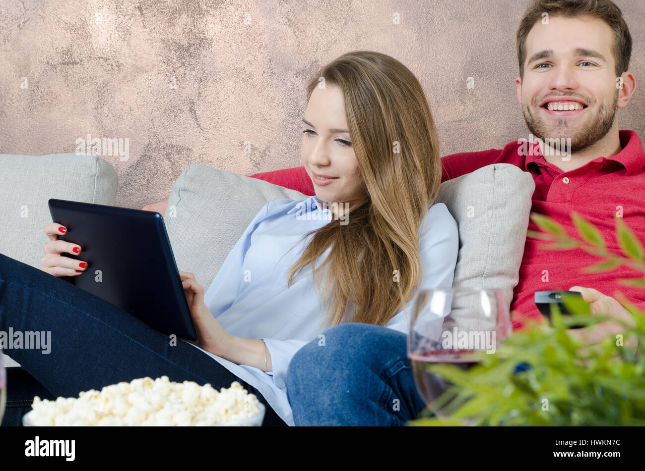Paar genießt die freie Zeit vor dem Fernseher. paar Freizeit vor dem Fernseher zu Hause Spaß kostenlos Konzept Stockfoto