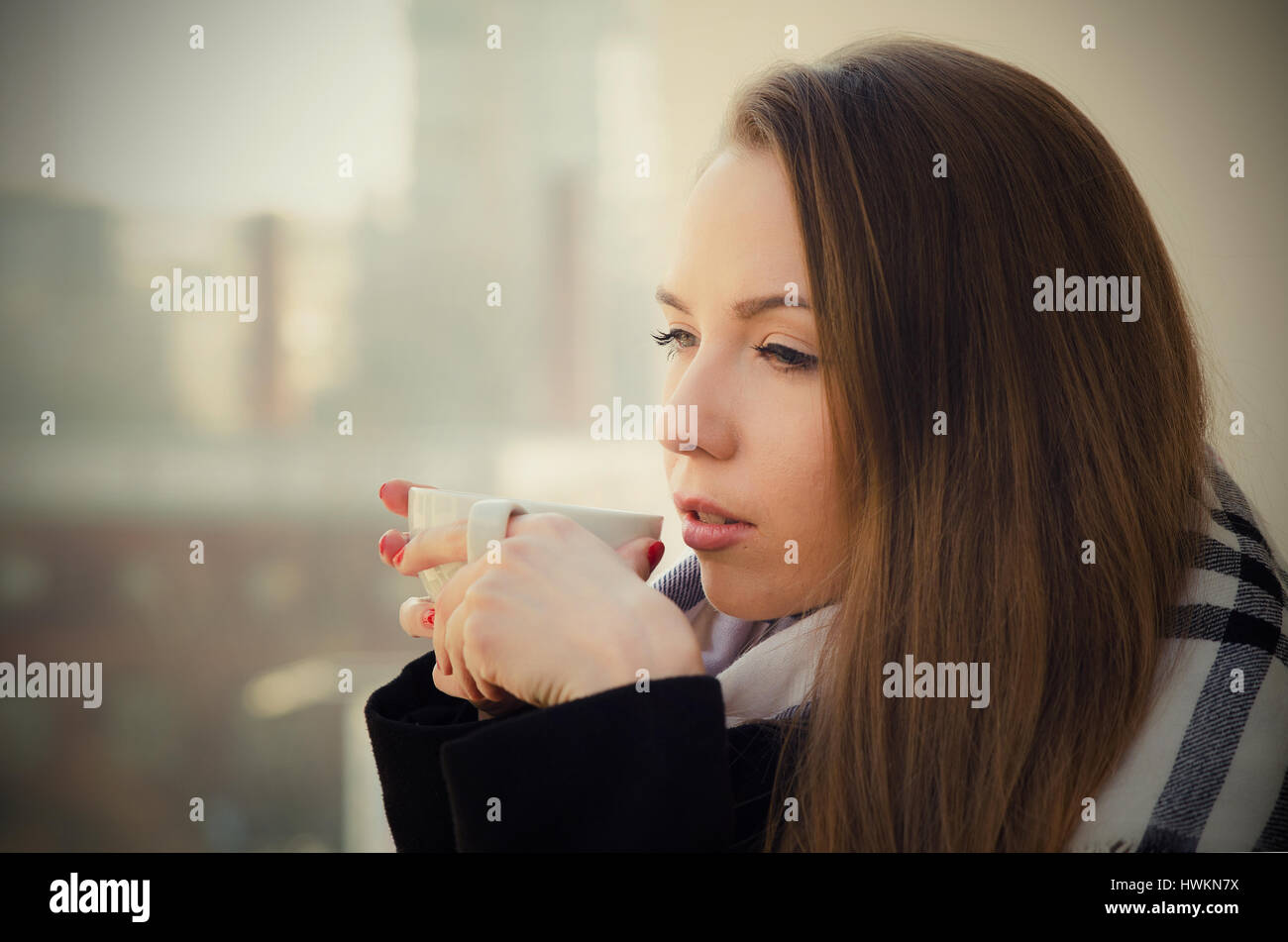 Frau, trinken Kaffee oder Tee mit Tasse auf dem Balkon. Kaffee Frau glücklich Sonne Morgen Tee Leben schönes Konzept Stockfoto