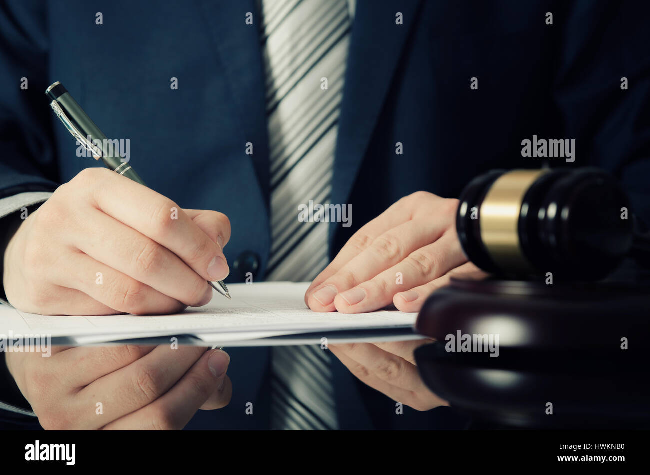 Rechtsanwalt mit Vereinbarung im Büro arbeiten. Mann, die Unterzeichnung Handschrift Stift Anwalt Konzept Stockfoto