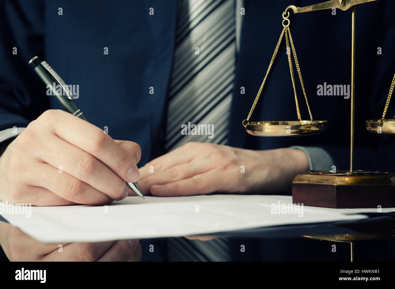 Rechtsanwalt mit Vereinbarung im Büro arbeiten. Mann, die Unterzeichnung Handschrift Stift Anwalt Konzept Stockfoto