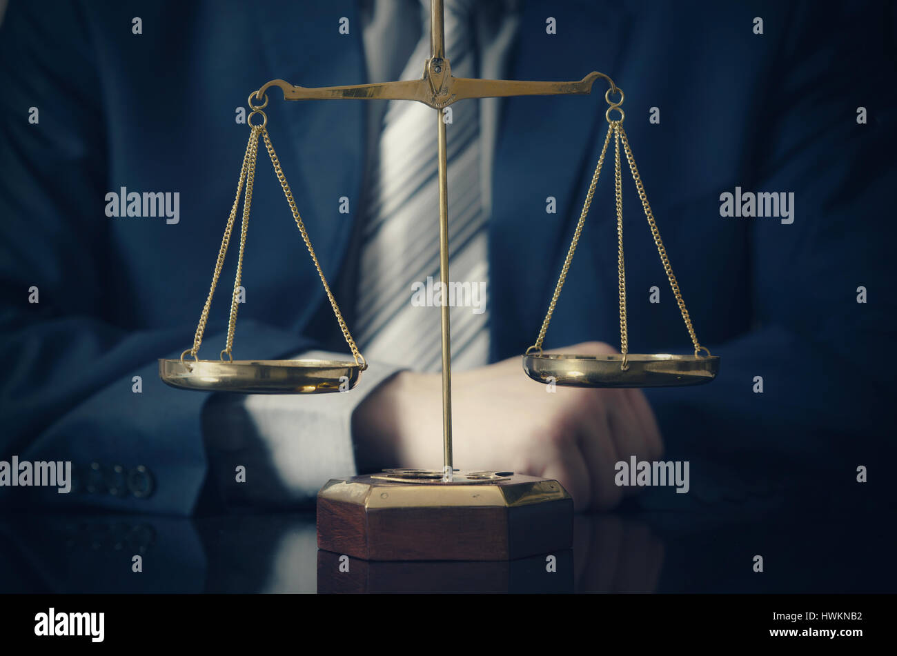Waage der Gerechtigkeit, Rechtsanwalt im Hintergrund. Rechtsanwalt Gesetz Justiz Richter skaliert Gerichtssaal rechtlichen Maßstab Konzept Stockfoto