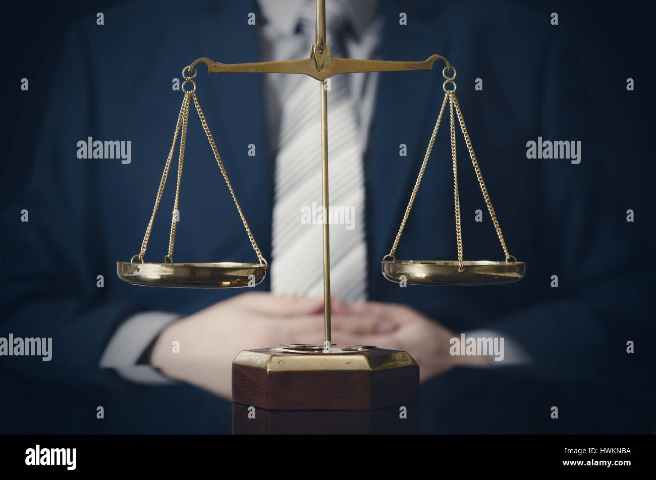 Waage der Gerechtigkeit, Rechtsanwalt im Hintergrund. Rechtsanwalt Gesetz Justiz Richter skaliert Gerichtssaal rechtlichen Maßstab Konzept Stockfoto