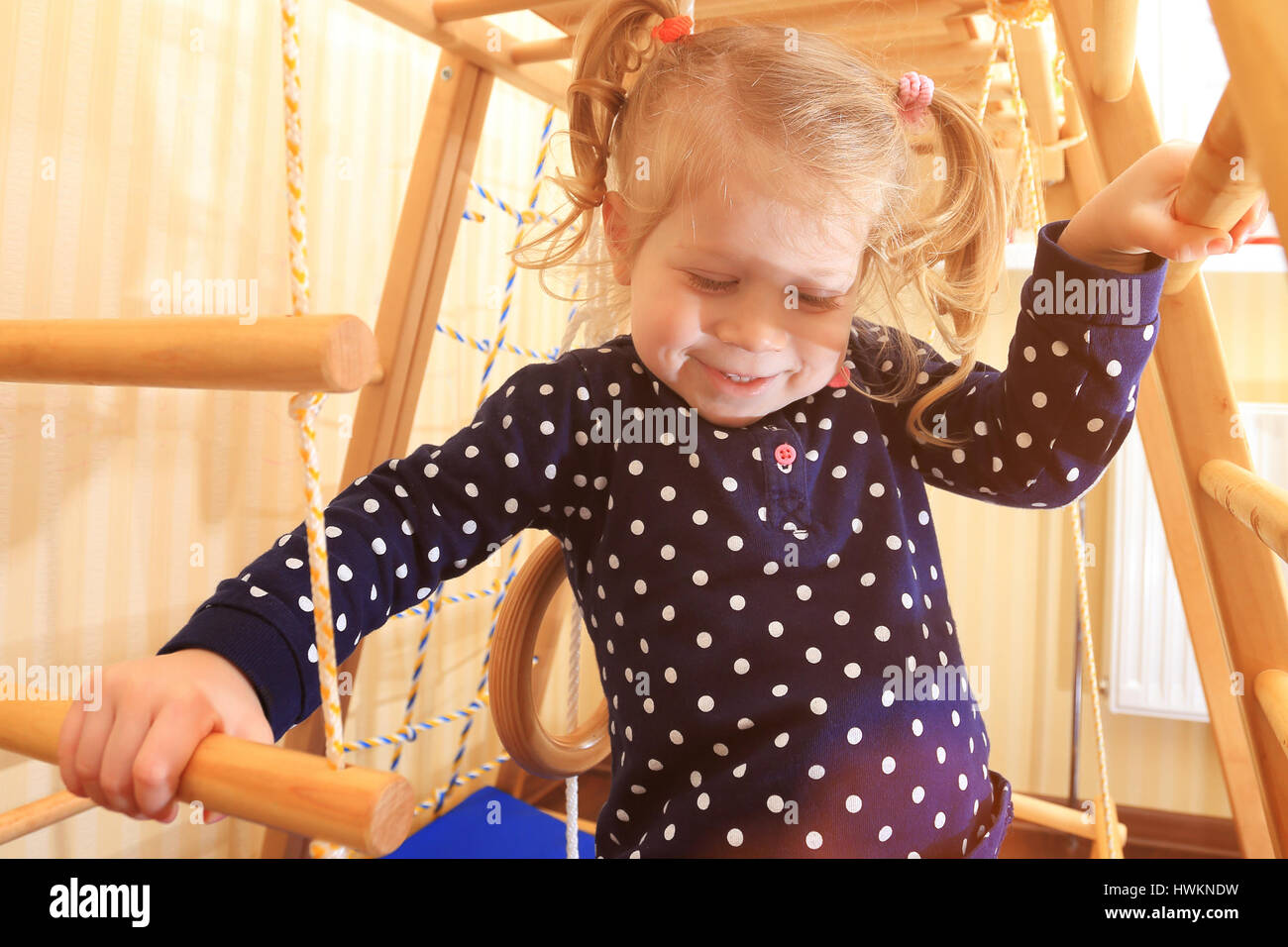 Glücklich lächelnde Kind spielt in Kidgarden. Hübsches Kind auf Spielplatz. Sonnigen Hintergrund mit lächelnden Kind. Stockfoto
