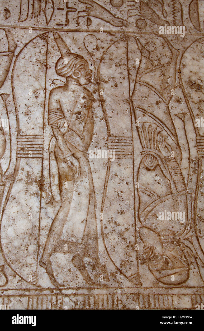 Feinde des alten Ägyptens dargestellt stehen auf Zehenspitzen auf dem Boden der großen Säulenhalle im Karnak-Tempel-Komplex in Luxor Stockfoto