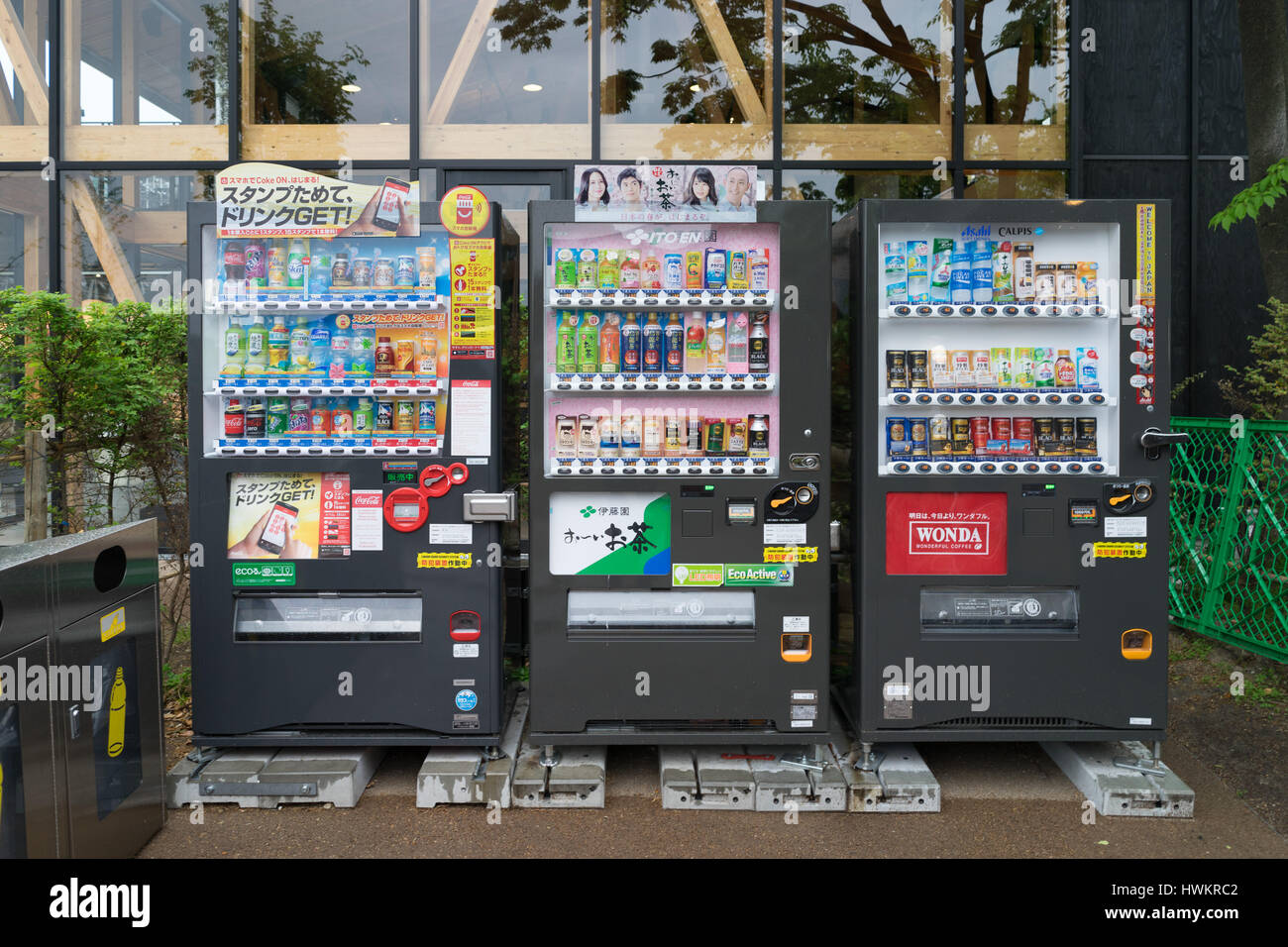 OSAKA, JAPAN - ca. APRIL 2016: Automaten von verschiedenen Unternehmen in Osaka. Japan hat die höchste Zahl an Automaten per capita in der Welt Stockfoto