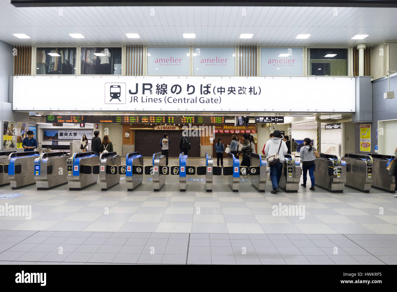 OSAKA, JAPAN ca. APRIL 2016:People geht über das Tor. S-Bahnen sind das wichtigste Transportmittel in Tokio. Stockfoto