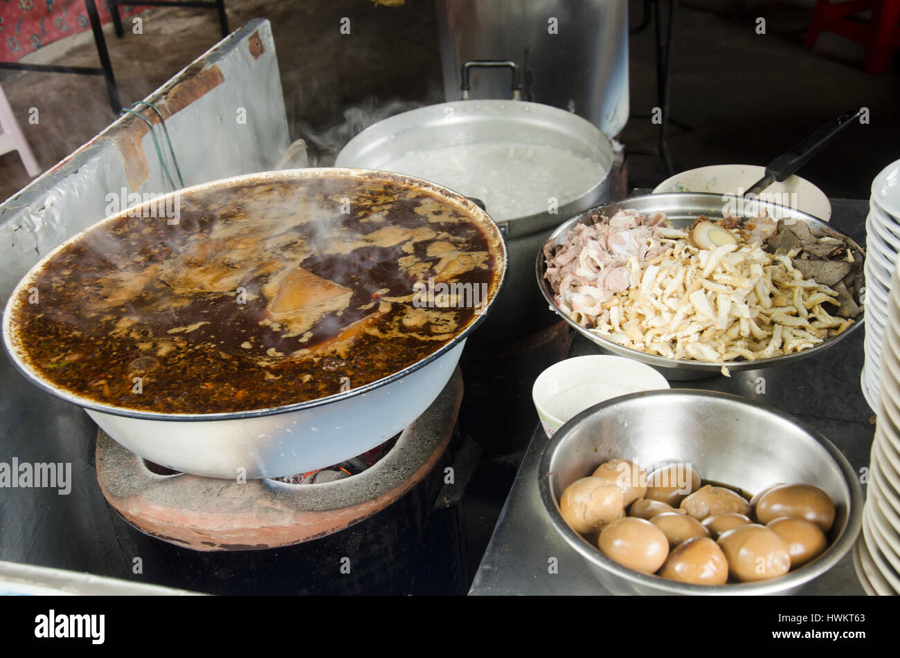Thais knusprige Schweinefleisch Suppe kochen oder Einfügen von Reismehl und quadratischen chinesische Nudeln gekocht oder Chinesisch Rollen Nudel Suppe thailändische Namen genannt Kuay Jap für sa Stockfoto