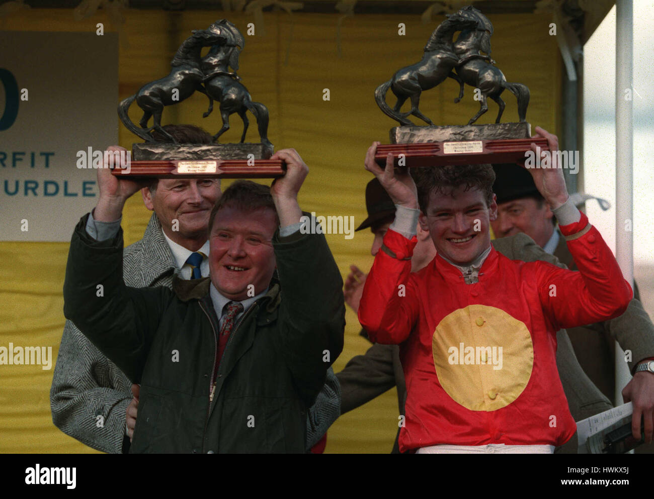 RICHARD PRICE & MARK DWYER halten 94 CHAMPION HURDLE TRS 28. März 1994 Stockfoto