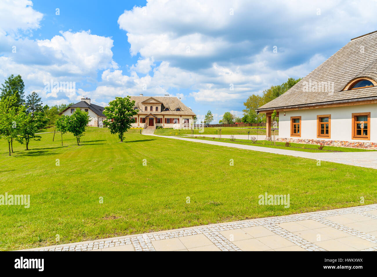 Grünen Park und schöne traditionelle Häuser in Tokarnia Dorf, Polen Stockfoto