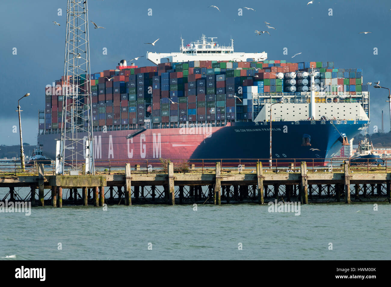 CMA CGM Containerschiff Benjamin Franklin an der Southampton, UK von Algeciras, Spanien am 20. März 2017 durch Schlepper besucht. Stockfoto