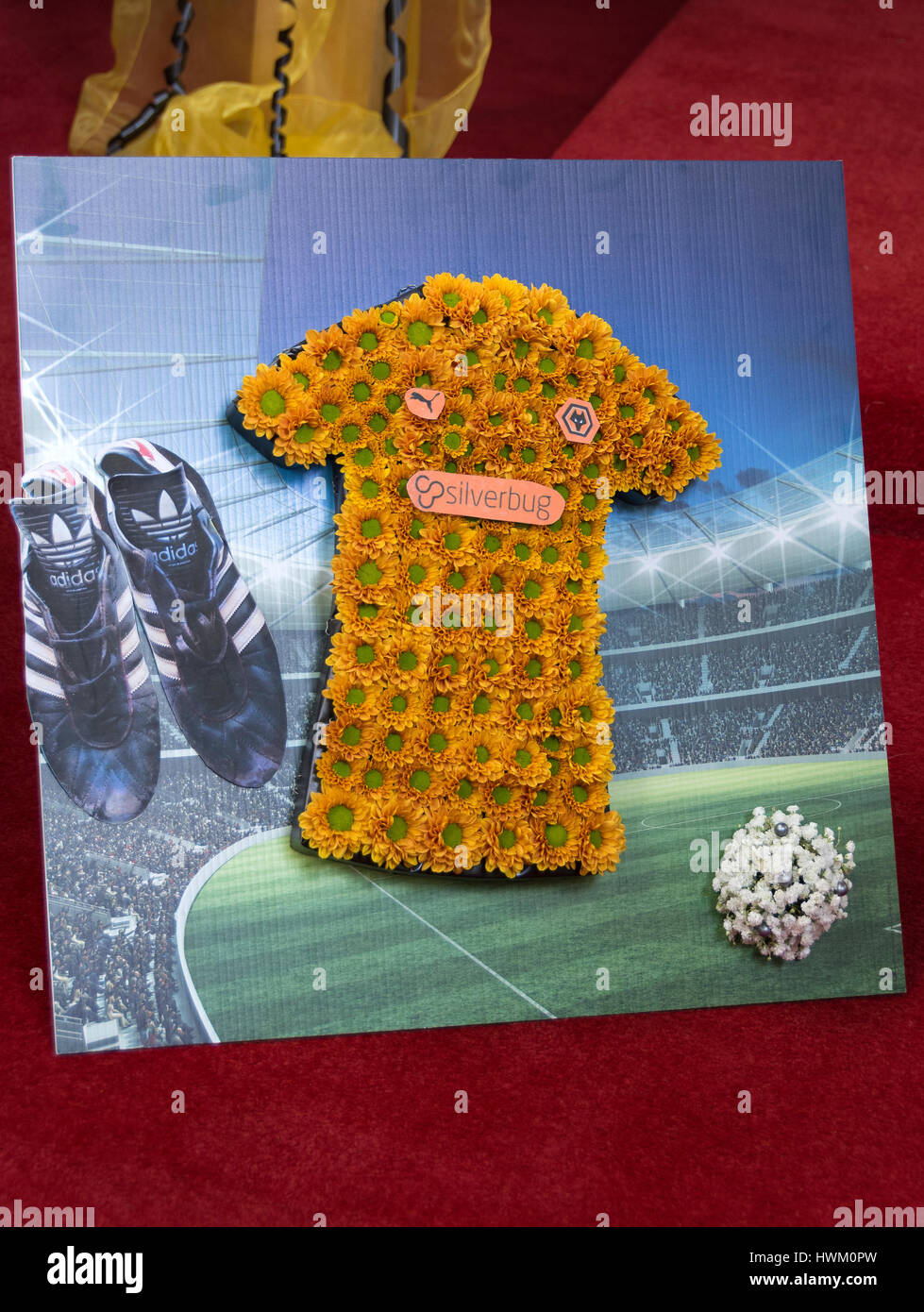 Wolverhampton Wanderers Football Club spieler football Shirt aus orangen Blüten. Auf Anzeige an St. Maria und St. Johannes Kirche, Wolverhampton Stockfoto