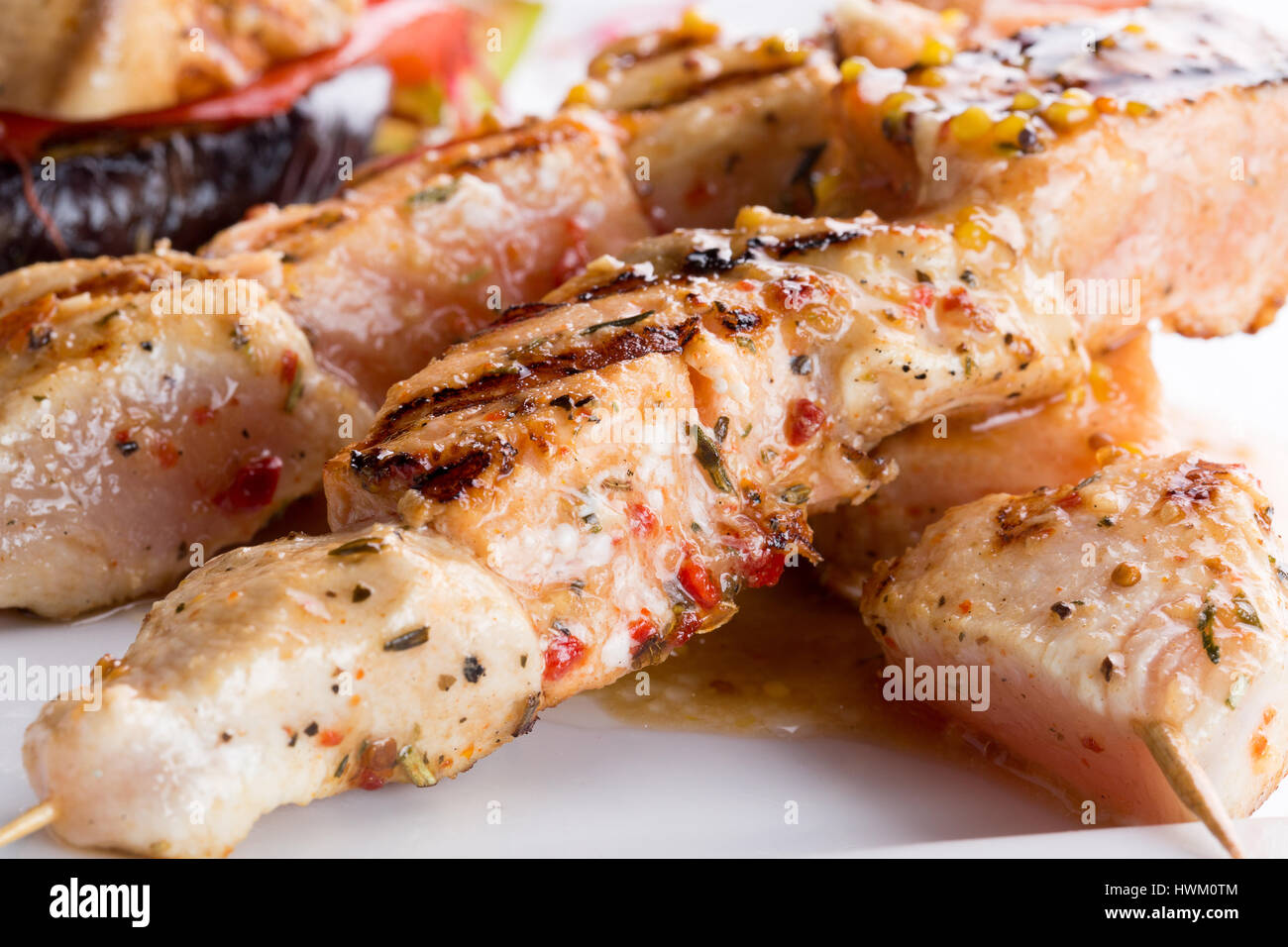 Gegrilltes Hühnerfleisch auf Stick auf einem Teller. Stockfoto