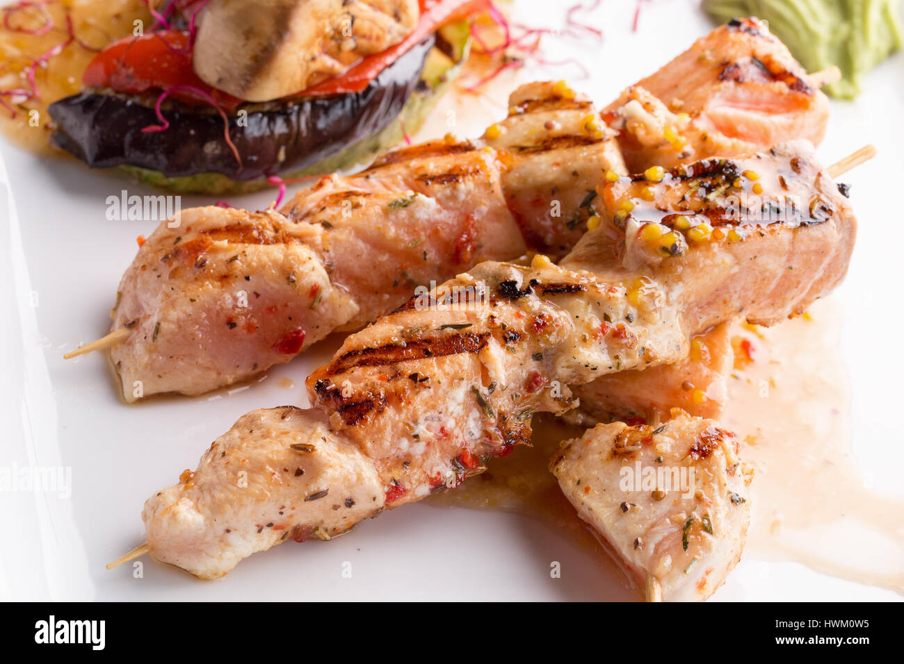 Gegrilltes Hühnerfleisch auf Stick auf einem Teller. Stockfoto