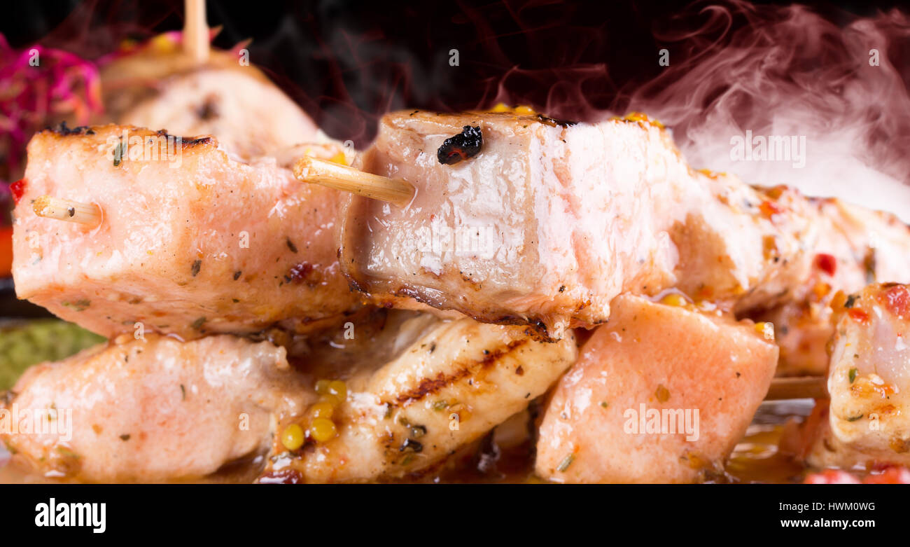Gegrilltes Hühnerfleisch auf Stick auf einem schwarzen Hintergrund. Stockfoto