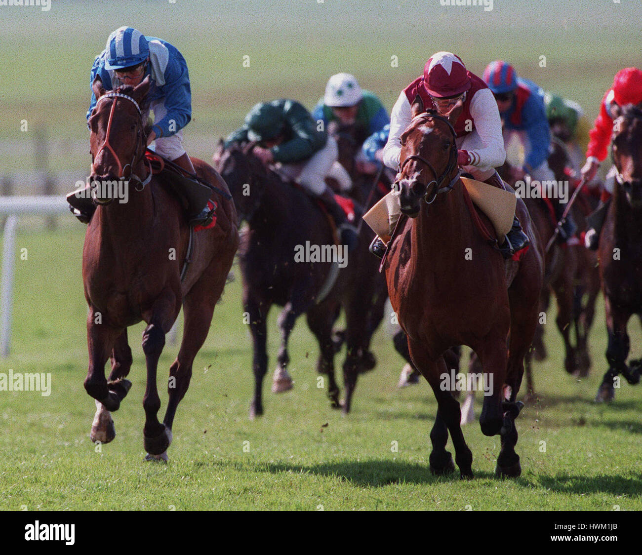 DIFFIDENT(M.KINANE) gewinnt die freie HDCP von HARAYIR(CARSON) 26. April 1995 Stockfoto