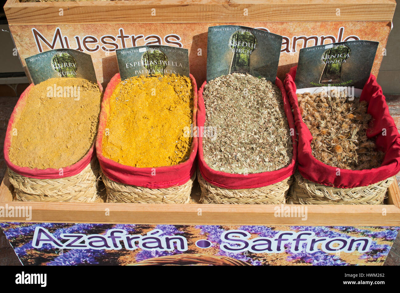 Körbe mit bunten Gewürzen für Verkauf, Nerja, Andalusien, Spanien Stockfoto