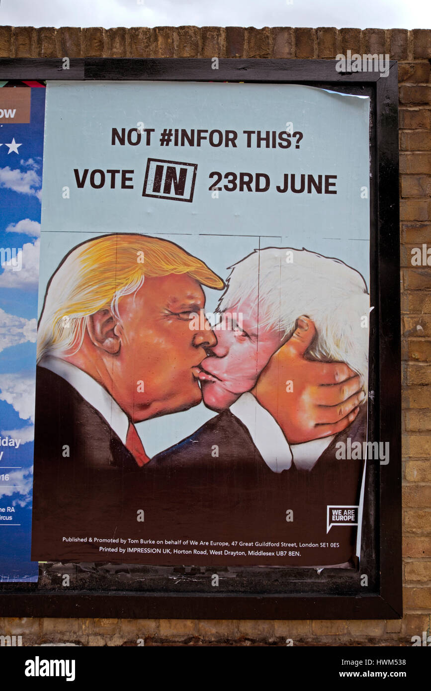 EU-Referendum bleiben Wahlplakat mit Donald Trump und Boris Johnston küssen. Stockfoto