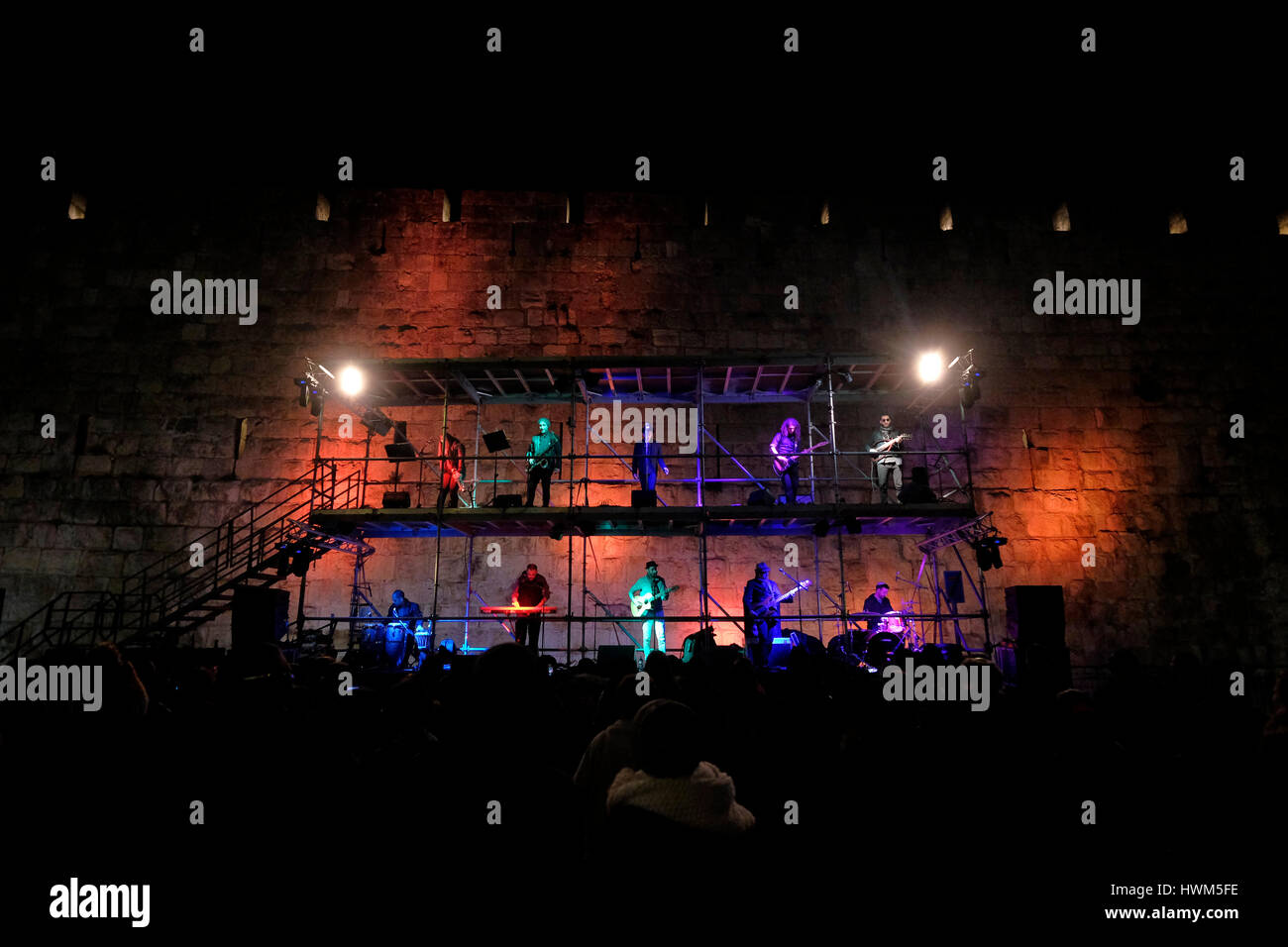 Jerusalem, Israel. 21. März 2017. Israelische "GrooveBOX" Band spielt Groove-Musik vor der Zitadelle König David in der alten Stadt während "Sounds der alten Stadt"-Musik-Festival in Jerusalem bietet einen Einblick in unterschiedliche Musiktraditionen in der alten Stadt von Jerusalem Israel am 21. März 2017. Das drei-Nächte-Musikfestival in den Gassen, Straßen und Plätzen in der drei Viertel der Altstadt mit Ensembles und Bands, die verstreut in der gesamten Region statt. Stockfoto